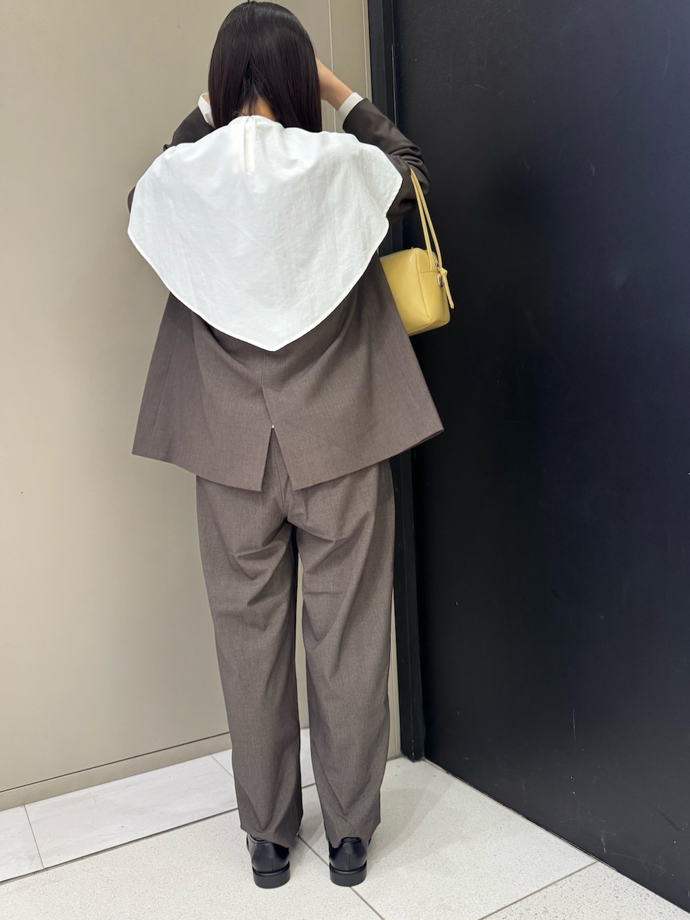 ブラウン系のノーカラージャケット、ブラウン系のその他パンツ、ベージュ系のショルダーバッグを着用したレディースの春コーディネートの4枚目の写真