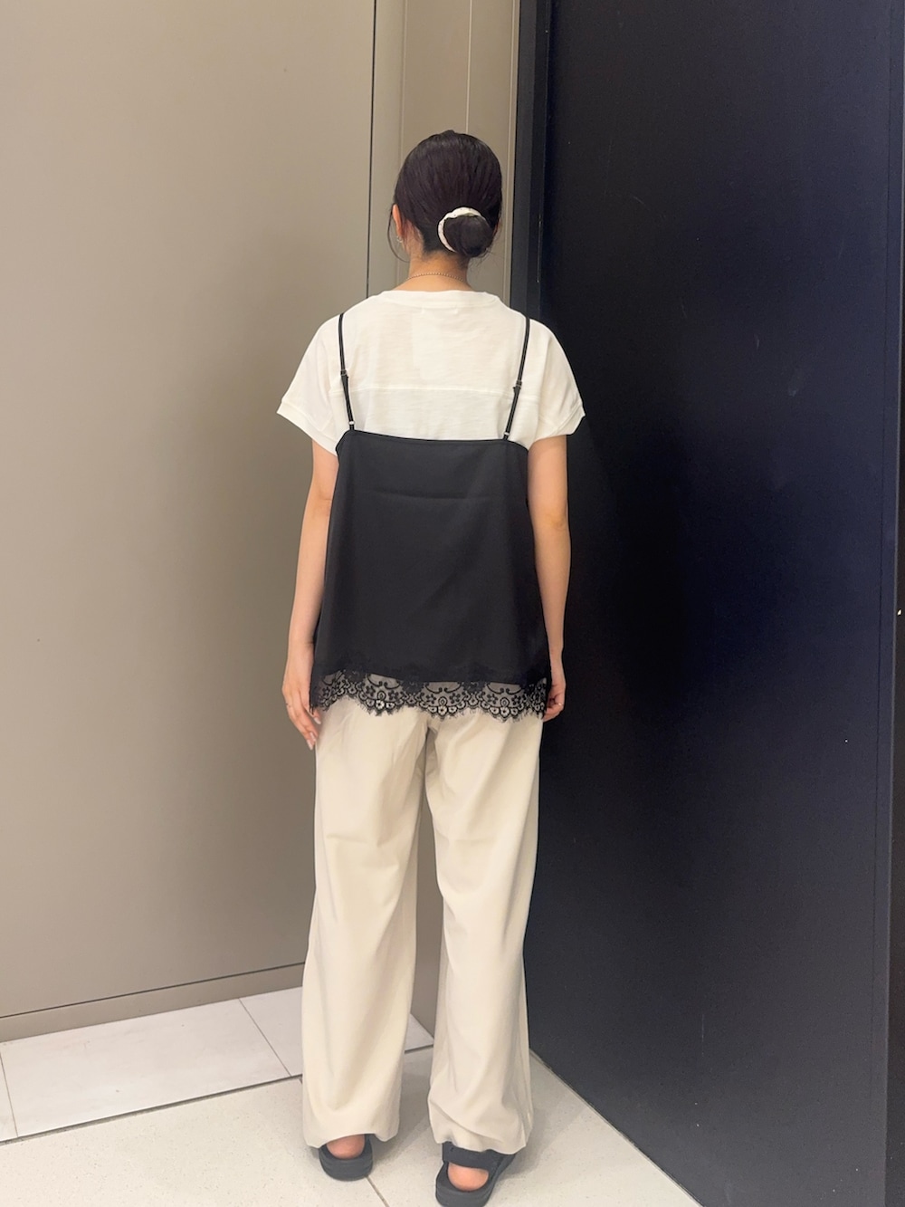 ホワイト系のセットアップ、ブラック系のTシャツ/カットソー、その他のTシャツ/カットソーを着用したレディースの夏コーディネートの2枚目の写真