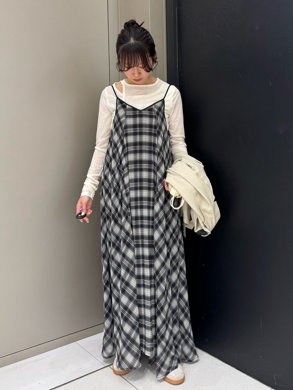 ベージュ系のその他アウター、ホワイト系のTシャツ/カットソー、ホワイト系のスニーカーを着用したレディースの春コーディネートの3枚目の写真