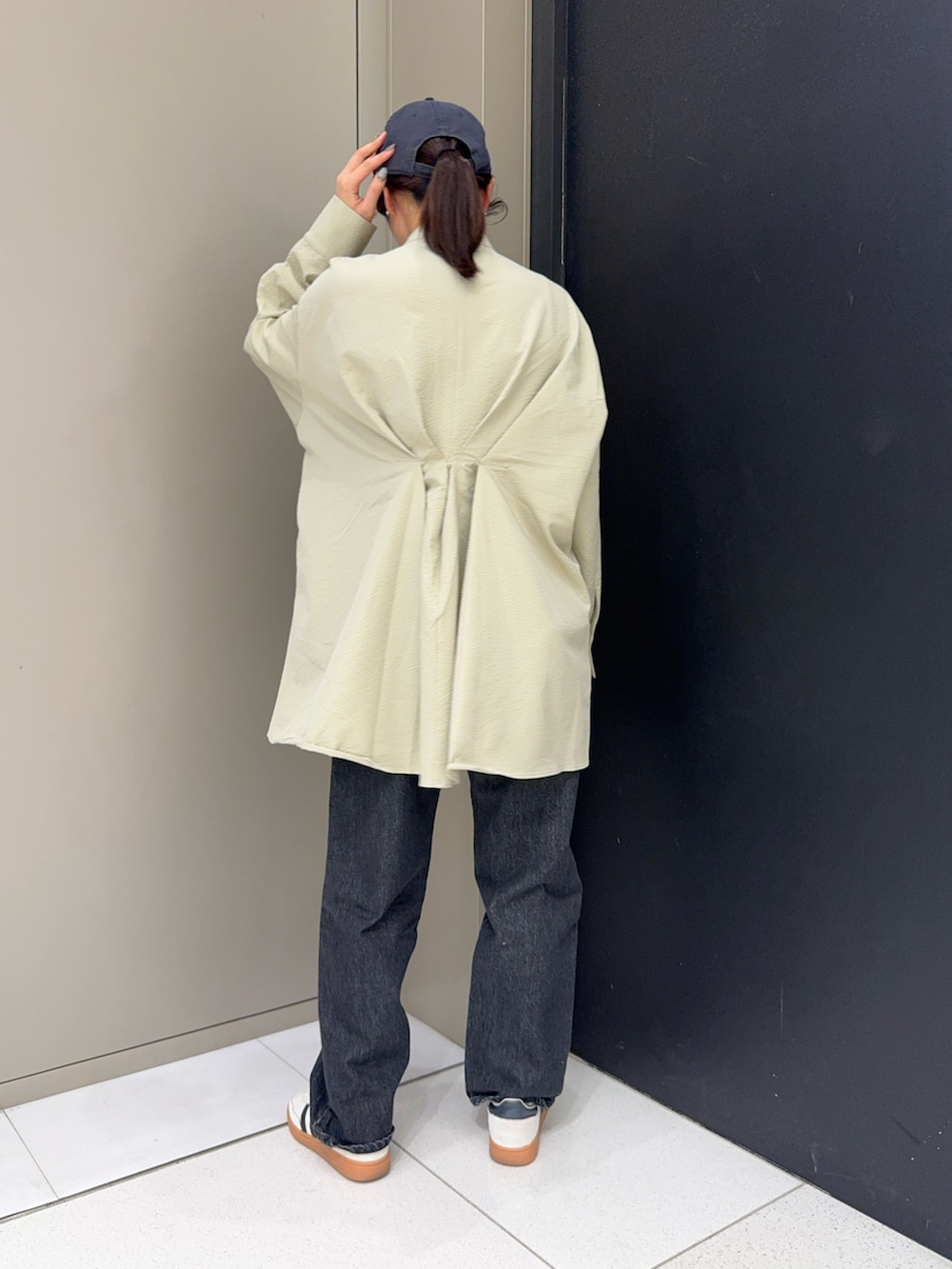 グリーン系のシャツ/ブラウス、ブラック系のデニムパンツを着用したレディースの冬コーディネートの3枚目の写真