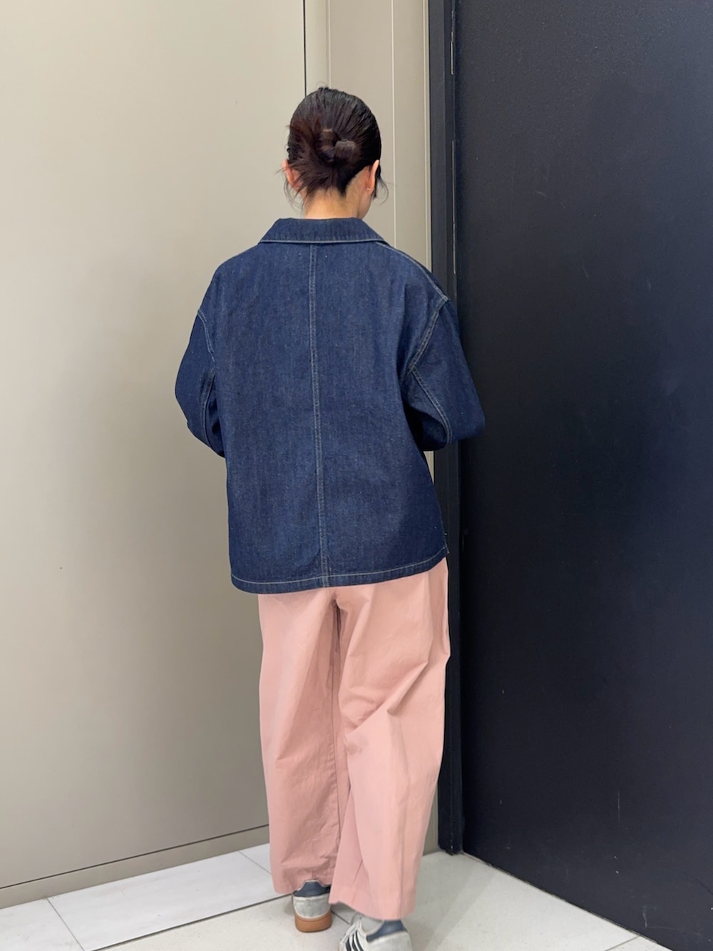 ブルー系のカバーオール、ホワイト系のTシャツ/カットソー、ピンク系のその他パンツを着用したレディースの春コーディネートの3枚目の写真