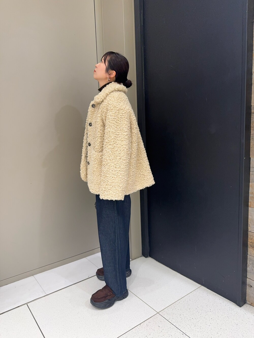 ホワイト系のその他アウター、ブラウン系のニット/セーター、ホワイト系のシャツ/ブラウスを着用したレディースの冬コーディネートの2枚目の写真