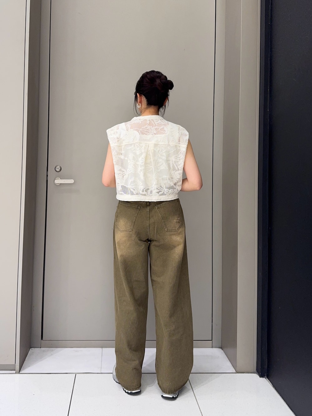 ホワイト系のシャツ/ブラウス、グリーン系のデニムパンツ、グレー系のスニーカーを着用したレディースの夏コーディネートの2枚目の写真