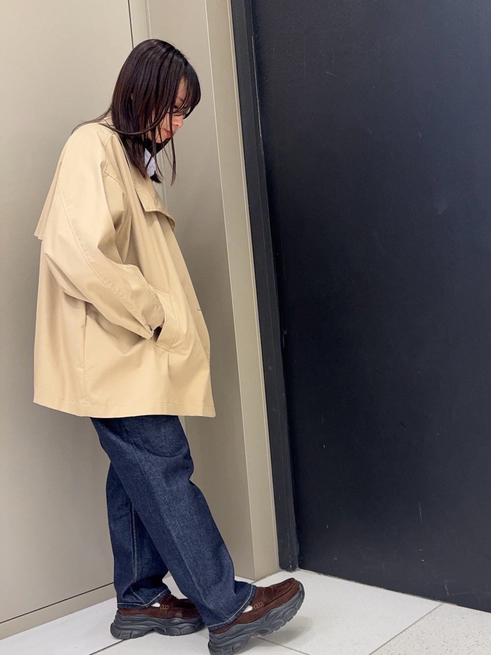 ベージュ系のトレンチコート、その他のシャツ/ブラウス、ブルー系のデニムパンツを着用したレディースの春コーディネートの2枚目の写真