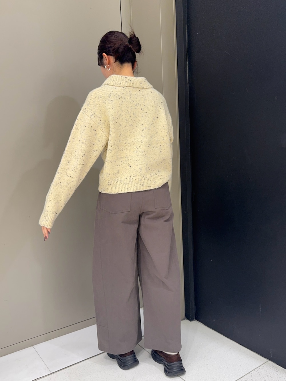 ベージュ系のカーディガン/ボレロ、グレー系のその他パンツ、ブラウン系のローファーを着用したレディースの冬コーディネートの4枚目の写真