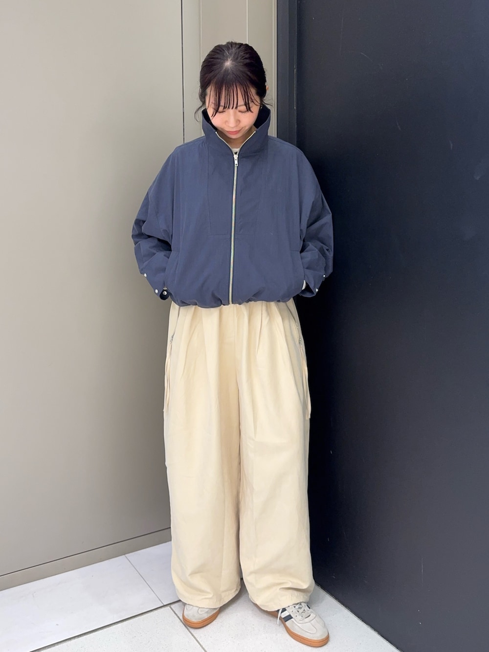 ホワイト系のスニーカー、ベージュ系のその他パンツ、ブルー系のブルゾンを着用したレディースの秋コーディネートの2枚目の写真