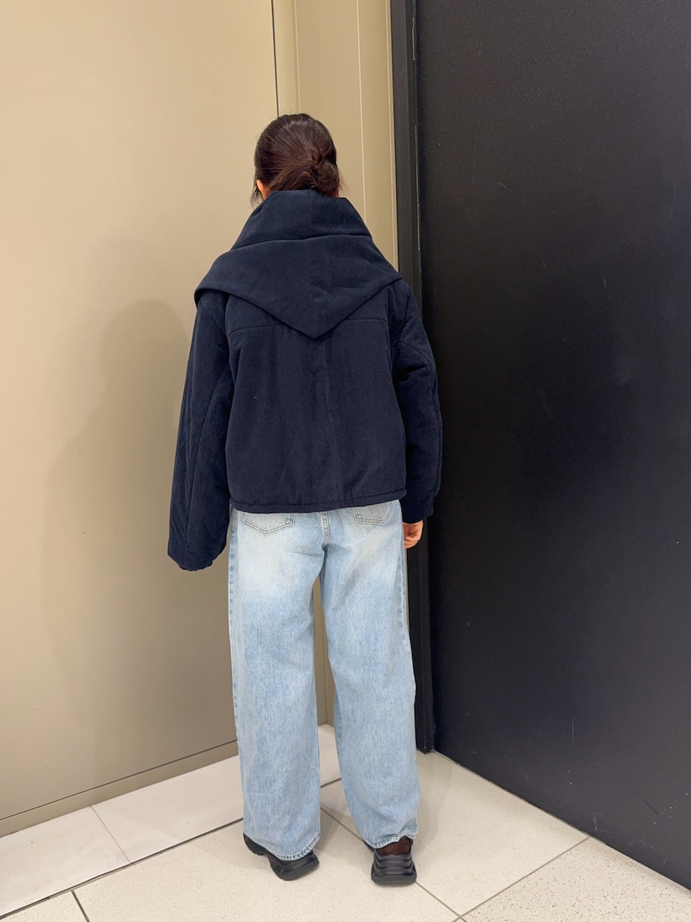 ブルー系のその他アウター、ブルー系のデニムパンツ、ブラウン系のローファーを着用したレディースの冬コーディネートの3枚目の写真