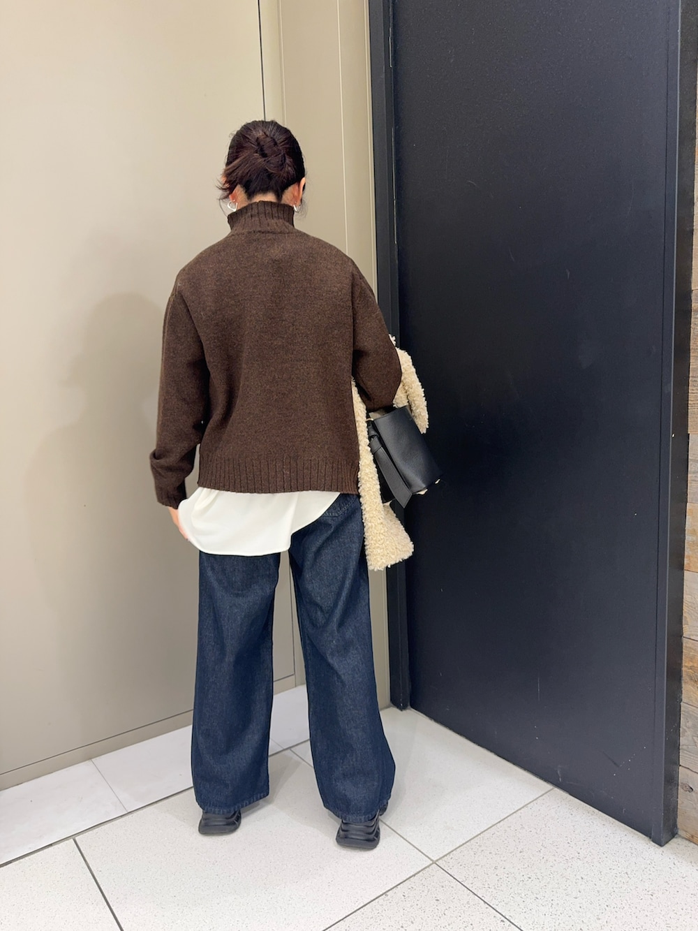 ホワイト系のその他アウター、ブラウン系のニット/セーター、ホワイト系のシャツ/ブラウスを着用したレディースの冬コーディネートの5枚目の写真