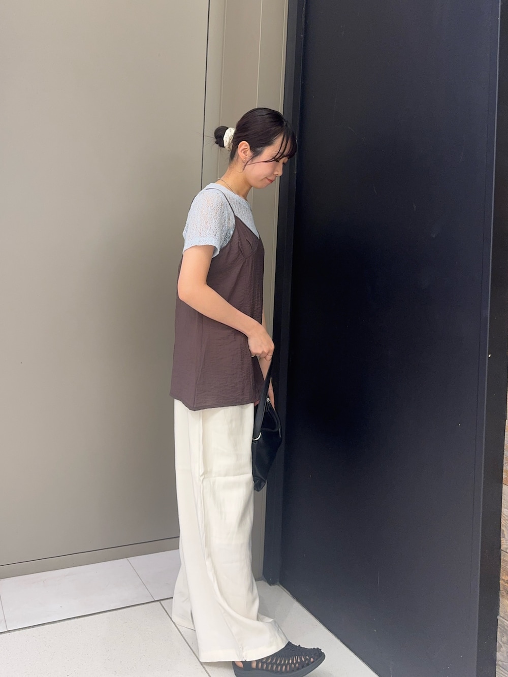 ブルー系のTシャツ/カットソー、ホワイト系のその他パンツ、ブラック系のショルダーバッグを着用したレディースの秋コーディネートの2枚目の写真