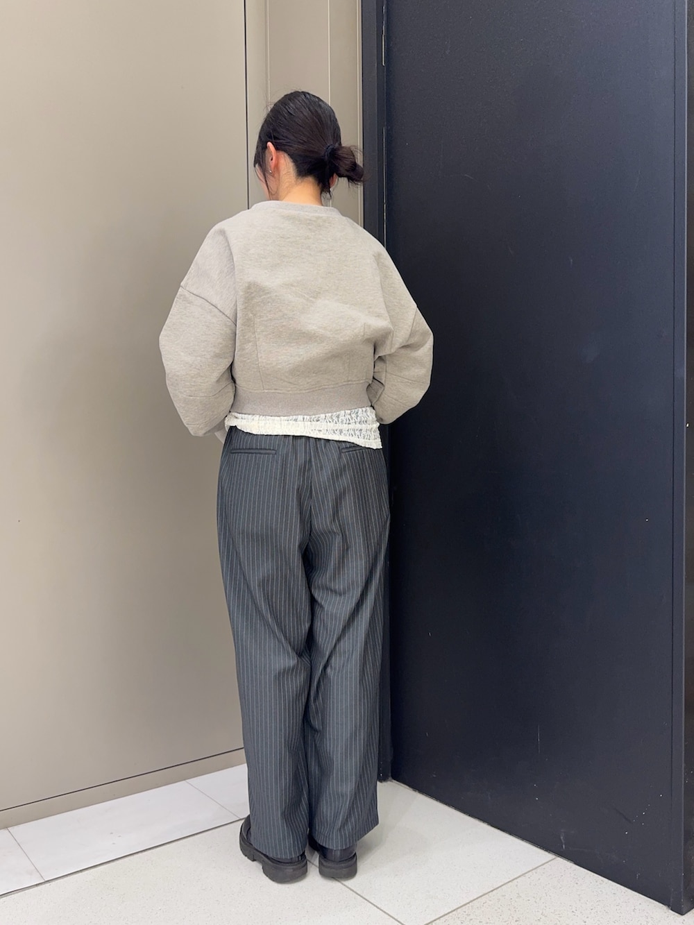 ベージュ系のスウェット、ホワイト系のTシャツ/カットソー、その他のその他パンツを着用したレディースの冬コーディネートの3枚目の写真