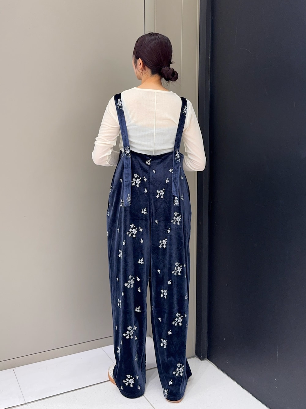 ブルー系のその他パンツ、ホワイト系のスニーカー、ホワイト系のトップスを着用したレディースの秋コーディネートの2枚目の写真