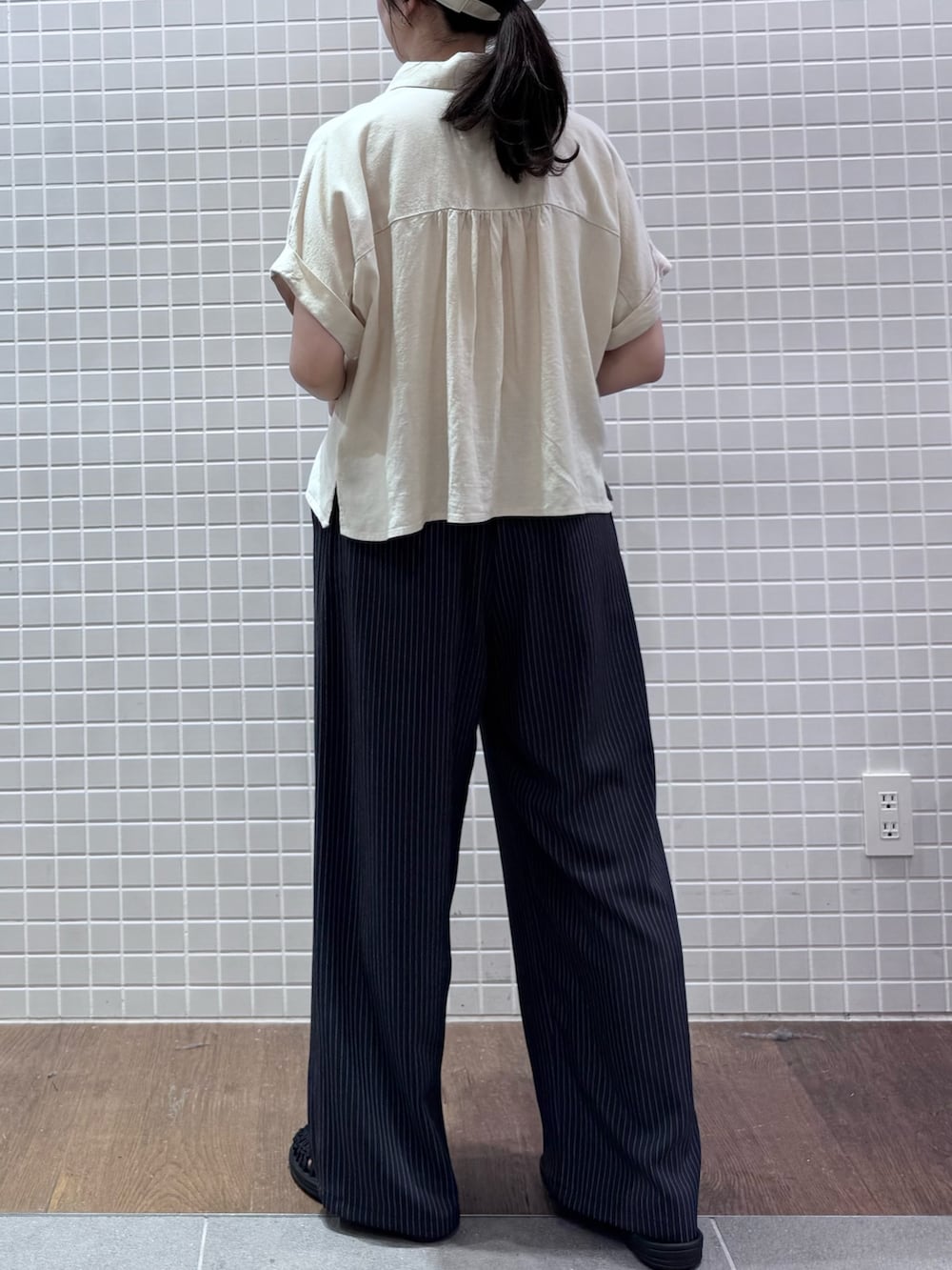 ホワイト系のシャツ/ブラウス、その他のその他パンツ、ブラック系のサンダルを着用したレディースの夏コーディネートの2枚目の写真
