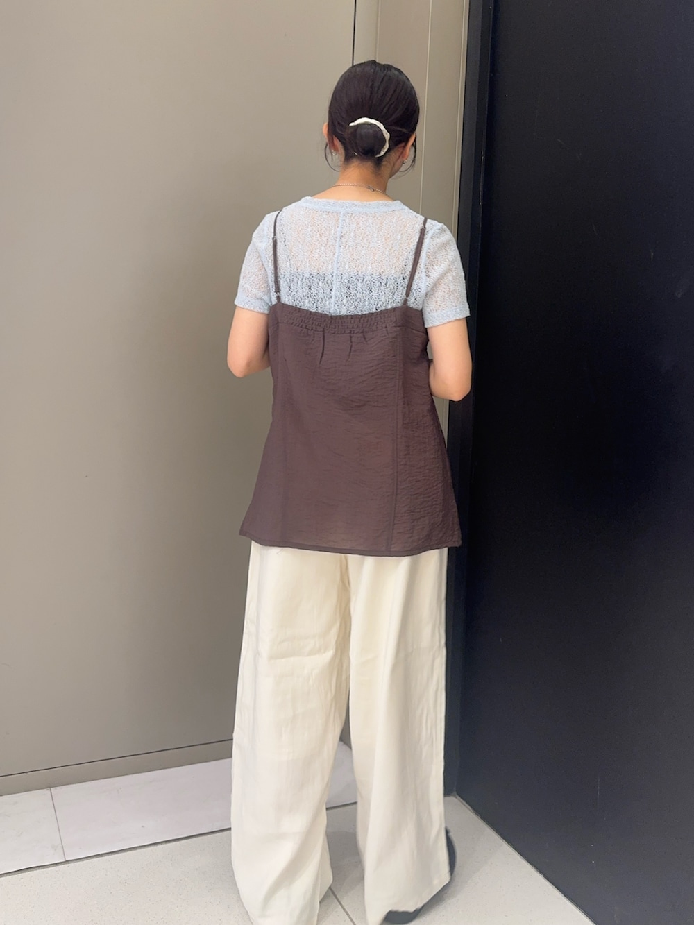 ブルー系のTシャツ/カットソー、ホワイト系のその他パンツ、ブラック系のショルダーバッグを着用したレディースの秋コーディネートの3枚目の写真