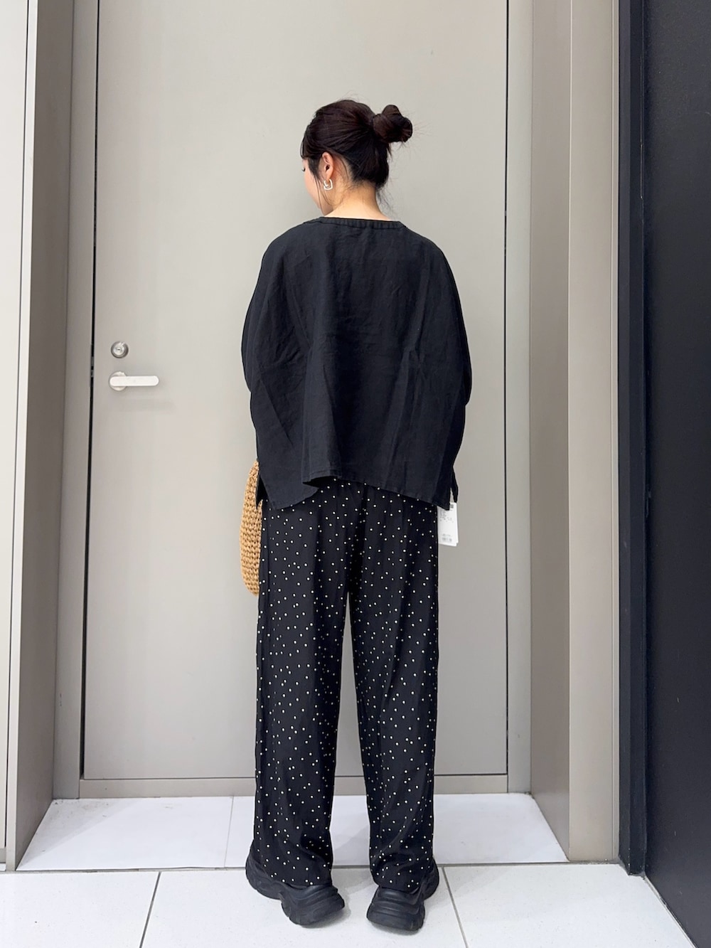 ブラック系のシャツ/ブラウス、ブラック系のその他パンツ、イエロー系のトートバッグを着用したレディースの夏コーディネートの3枚目の写真
