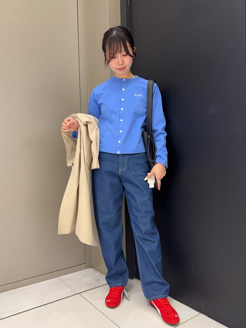 ブルー系のカーディガン/ボレロ、ベージュ系のその他アウター、ブラック系のバッグを着用したレディースの春コーディネートの3枚目の写真