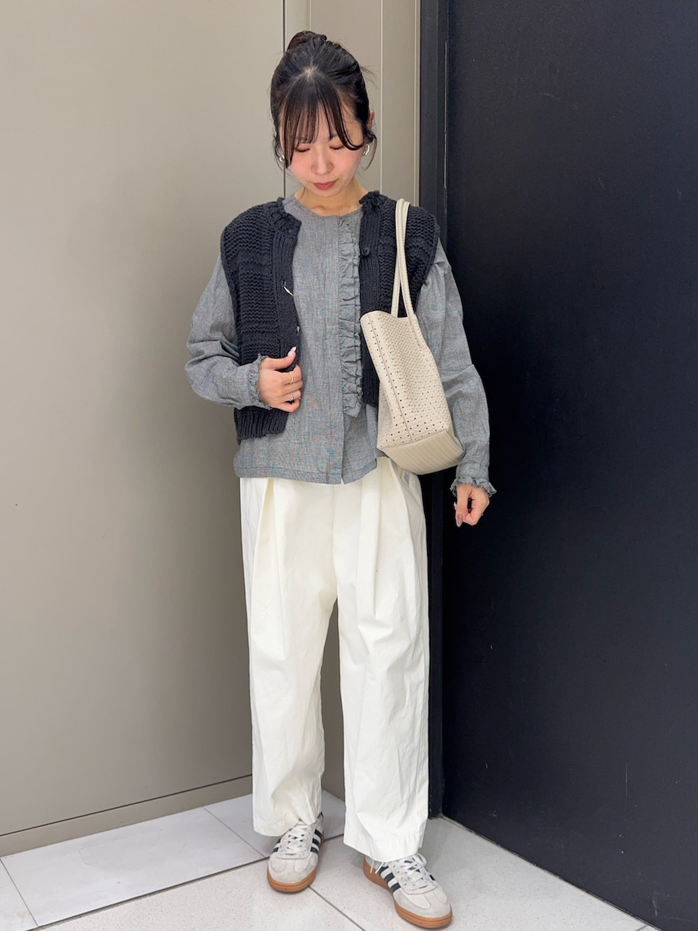 ホワイト系のその他パンツ、その他のシャツ/ブラウス、ホワイト系のスニーカーを着用したレディースの春コーディネートの2枚目の写真