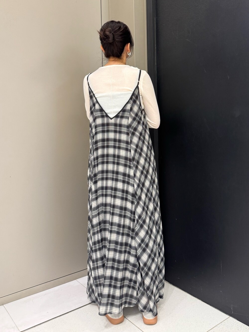 ベージュ系のその他アウター、ホワイト系のTシャツ/カットソー、ホワイト系のスニーカーを着用したレディースの春コーディネートの4枚目の写真