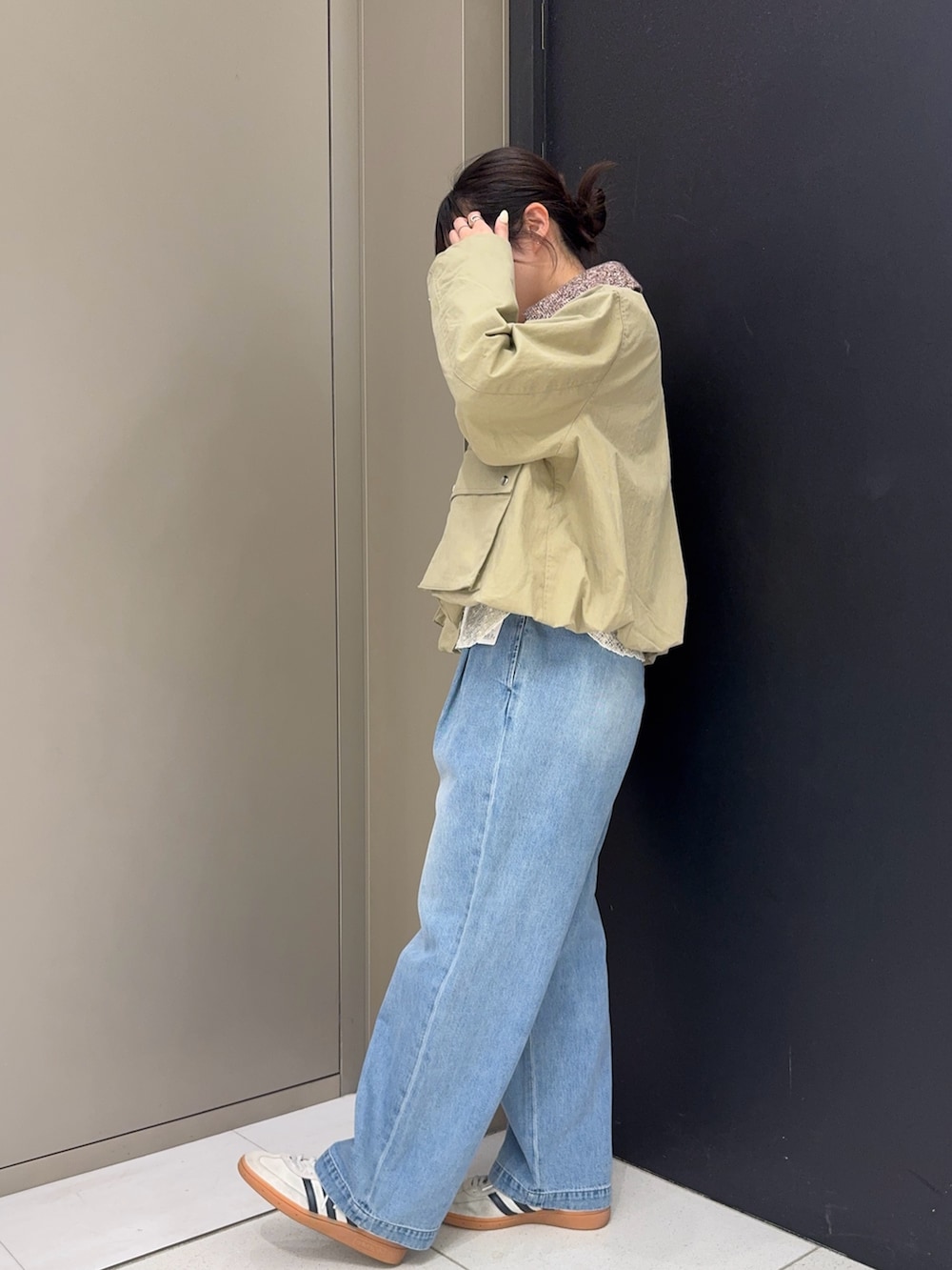 ベージュ系のブルゾン、ブルー系のデニムパンツ、ホワイト系のTシャツ/カットソーを着用したレディースの春コーディネートの2枚目の写真