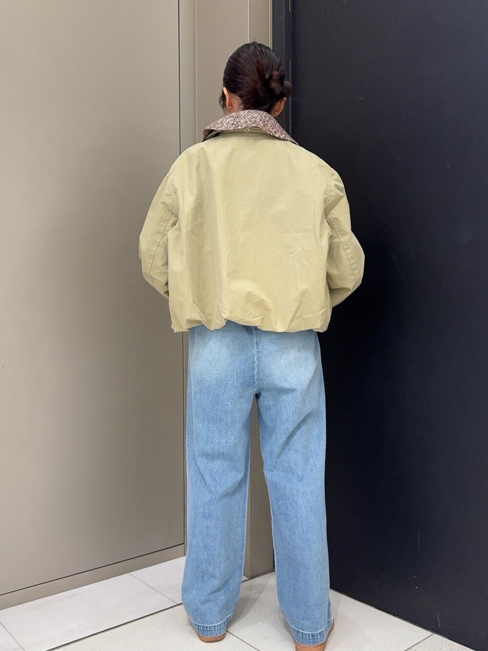 ベージュ系のブルゾン、ブルー系のデニムパンツ、ホワイト系のTシャツ/カットソーを着用したレディースの春コーディネートの3枚目の写真