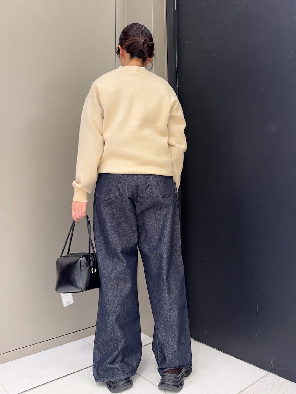 ベージュ系のニット/セーター、ホワイト系のシャツ/ブラウス、ブラウン系のローファーを着用したレディースの冬コーディネートの3枚目の写真