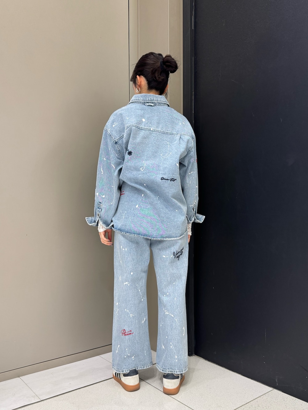 ブルー系のデニムパンツ、ブルー系のトップスを着用したレディースの冬コーディネートの3枚目の写真