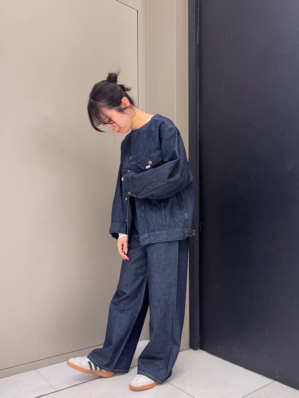 ブルー系のデニムジャケット、ブルー系のデニムパンツ、ホワイト系のTシャツ/カットソーを着用したレディースの冬コーディネートの2枚目の写真