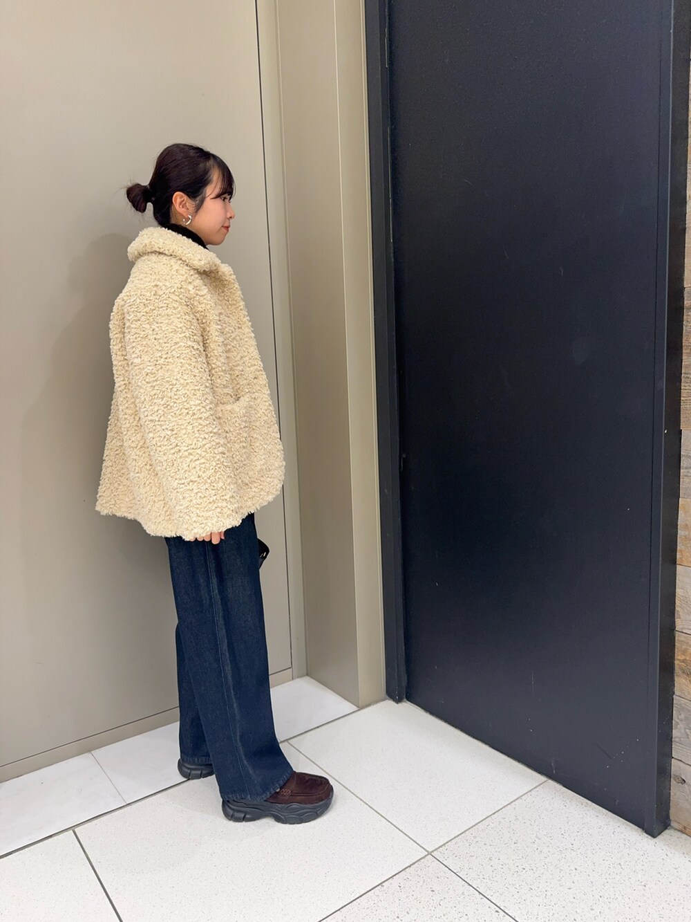 ホワイト系のその他アウター、ブラウン系のニット/セーター、ホワイト系のシャツ/ブラウスを着用したレディースの冬コーディネートの3枚目の写真