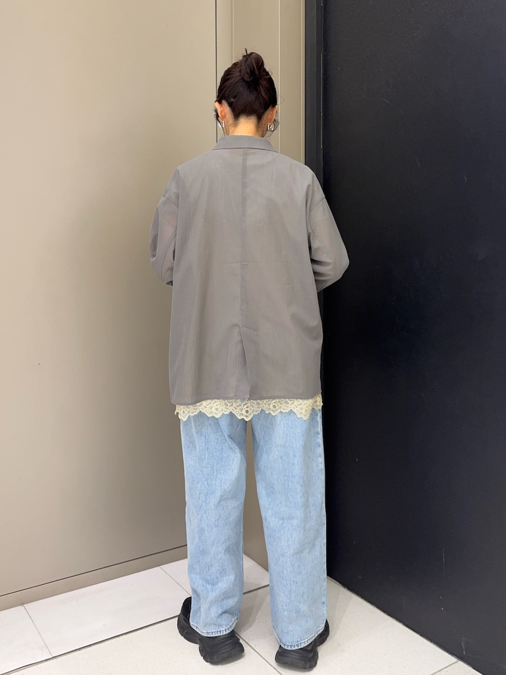 グレー系のその他アウター、ベージュ系のキャミソール、グレー系のTシャツ/カットソーを着用したレディースの春コーディネートの3枚目の写真