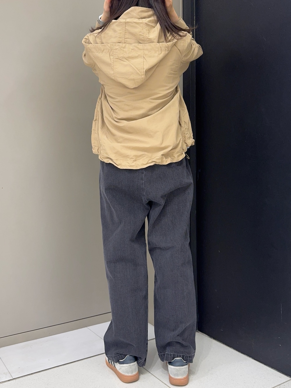 ベージュ系のナイロンジャケット、ブルー系のTシャツ/カットソー、ブラック系のデニムパンツを着用したレディースの春コーディネートの3枚目の写真