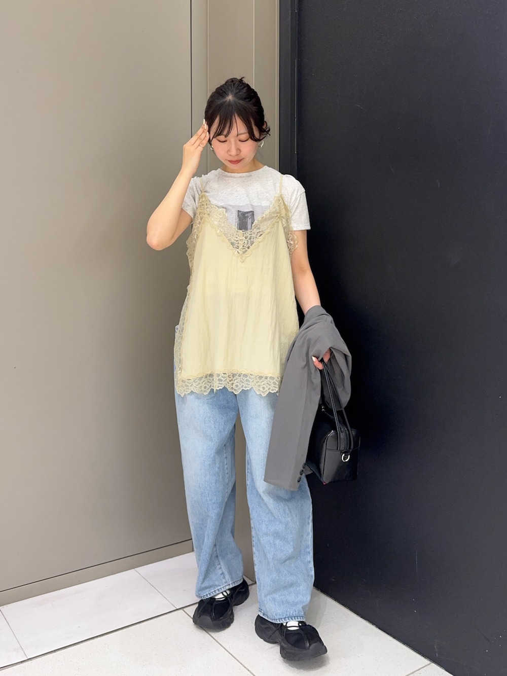グレー系のその他アウター、ベージュ系のキャミソール、グレー系のTシャツ/カットソーを着用したレディースの春コーディネートの4枚目の写真