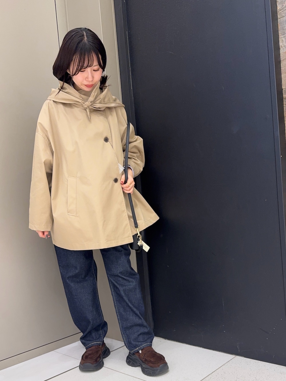 ベージュ系のトレンチコート、その他のシャツ/ブラウス、ブルー系のデニムパンツを着用したレディースの春コーディネートの3枚目の写真