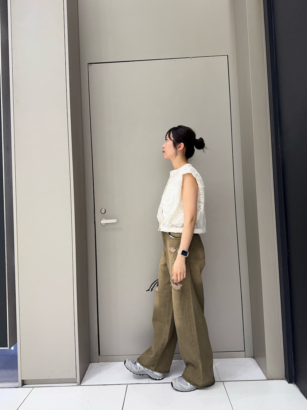 ホワイト系のシャツ/ブラウス、グリーン系のデニムパンツ、グレー系のスニーカーを着用したレディースの夏コーディネートの3枚目の写真