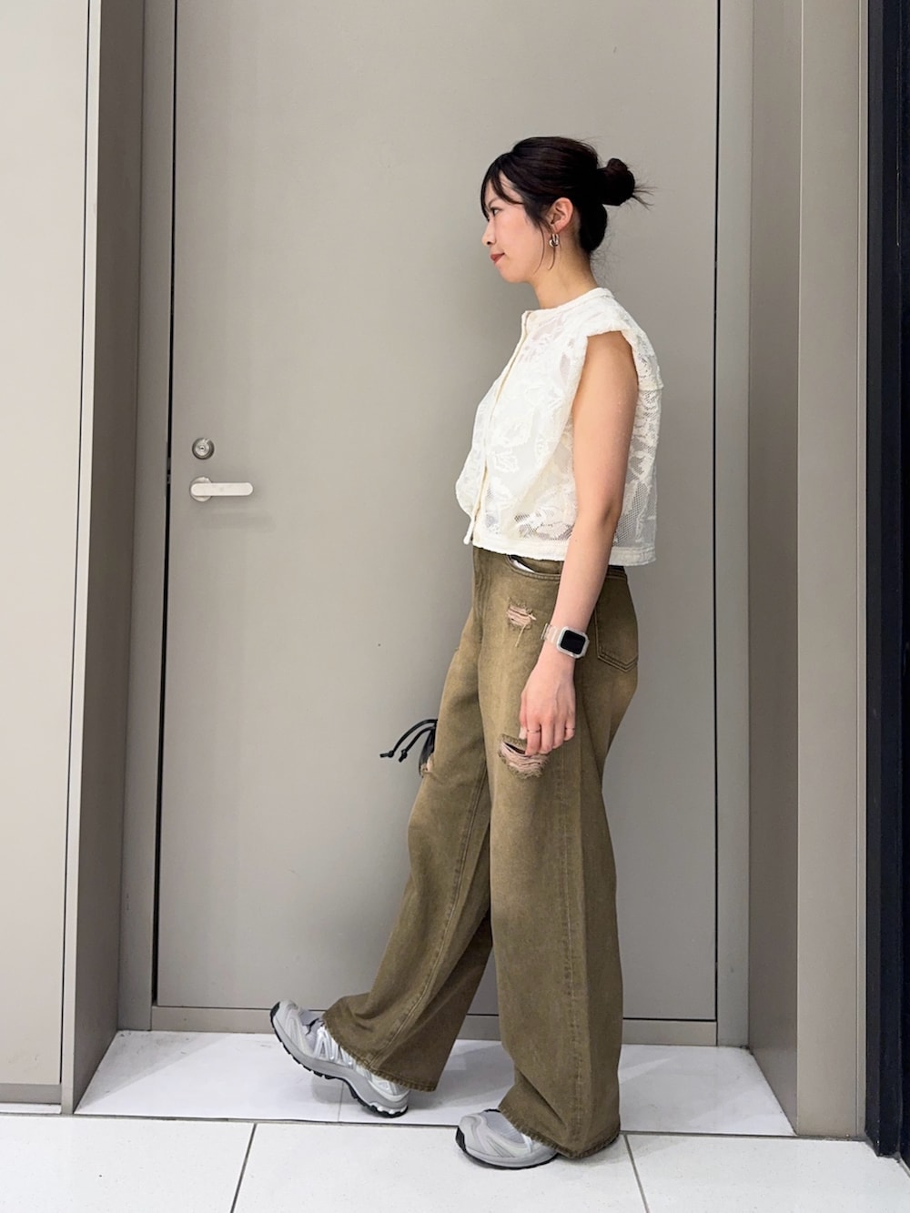 ホワイト系のシャツ/ブラウス、グリーン系のデニムパンツ、グレー系のスニーカーを着用したレディースの夏コーディネートの4枚目の写真