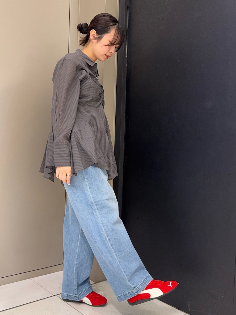 グレー系のシャツ/ブラウス、ホワイト系のショルダーバッグ、ブルー系のデニムパンツを着用したレディースの春コーディネートの3枚目の写真