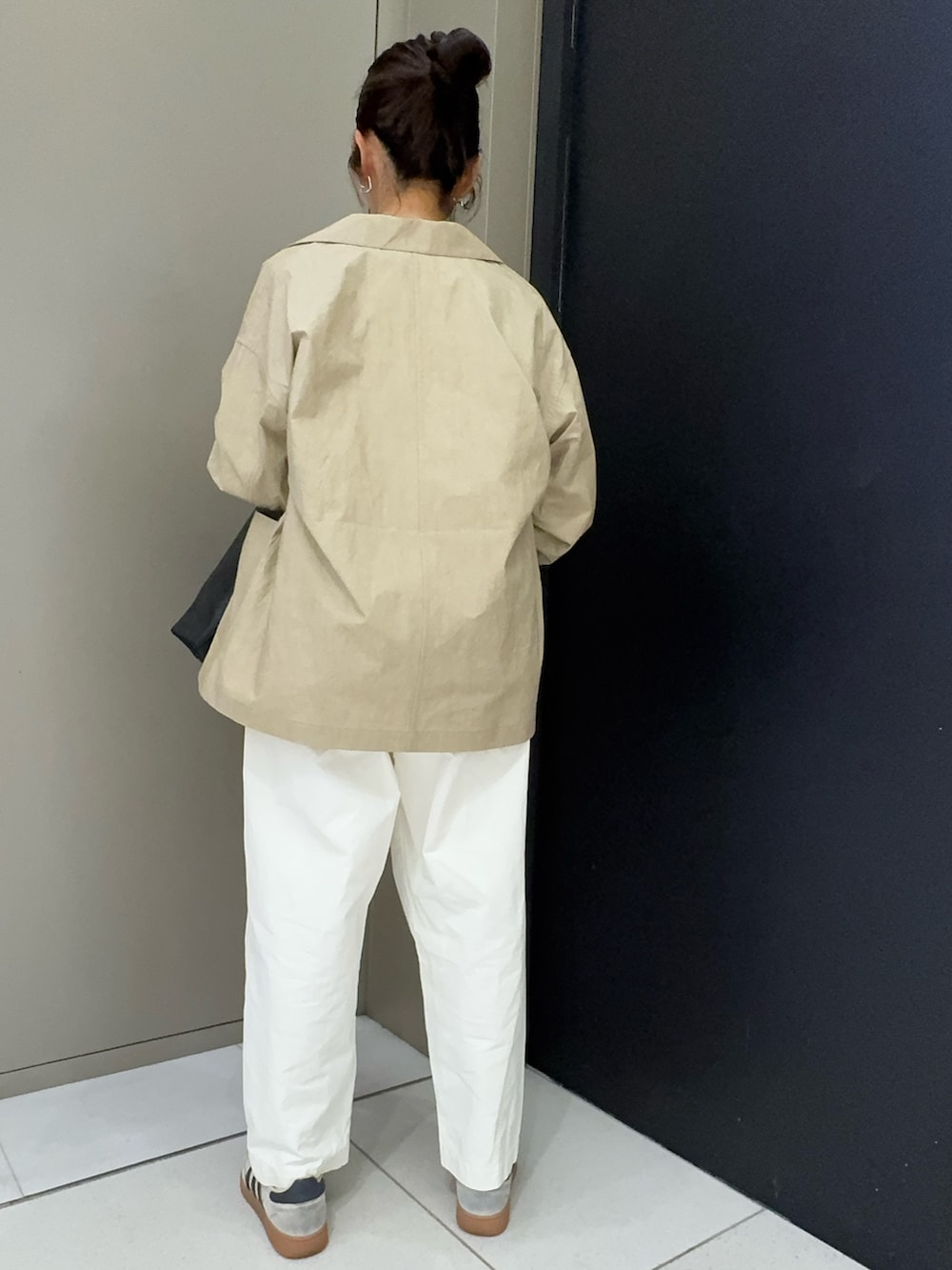 ホワイト系のその他パンツ、ベージュ系のその他アウター、ブラック系のTシャツ/カットソーを着用したレディースの春コーディネートの3枚目の写真