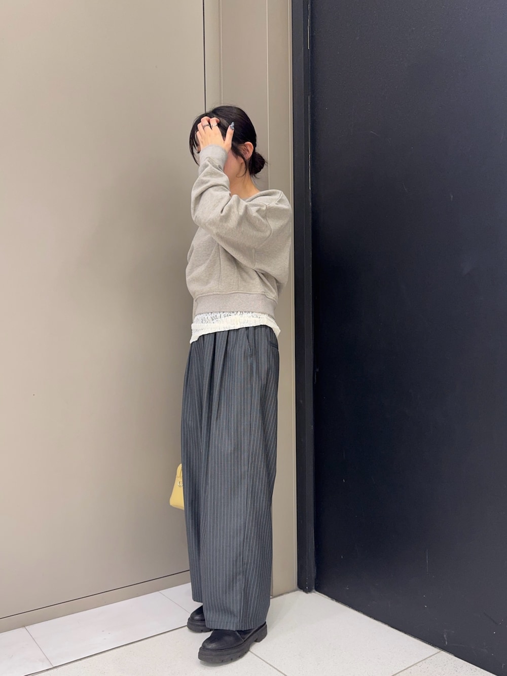 ベージュ系のスウェット、ホワイト系のTシャツ/カットソー、その他のその他パンツを着用したレディースの冬コーディネートの2枚目の写真