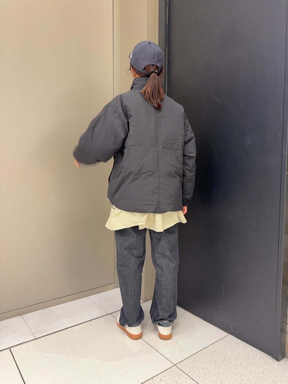 ブラック系のダウンジャケット/コート、グリーン系のシャツ/ブラウス、ブラック系のデニムパンツを着用したレディースの冬コーディネートの4枚目の写真