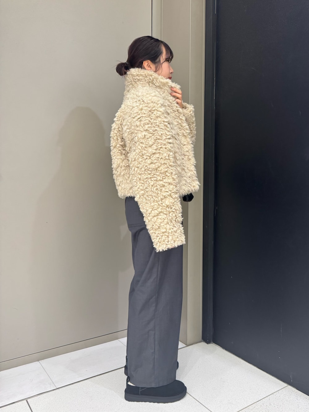 ブラック系のハンドバッグ、ホワイト系のその他アウター、ブラック系のその他シューズを着用したレディースの秋コーディネートの2枚目の写真