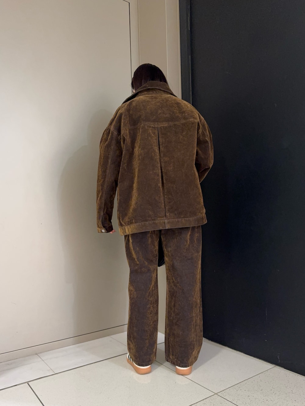 ブラウン系のブルゾン、ピンク系のシャツ/ブラウス、ブラウン系のデニムパンツを着用したレディースの冬コーディネートの2枚目の写真