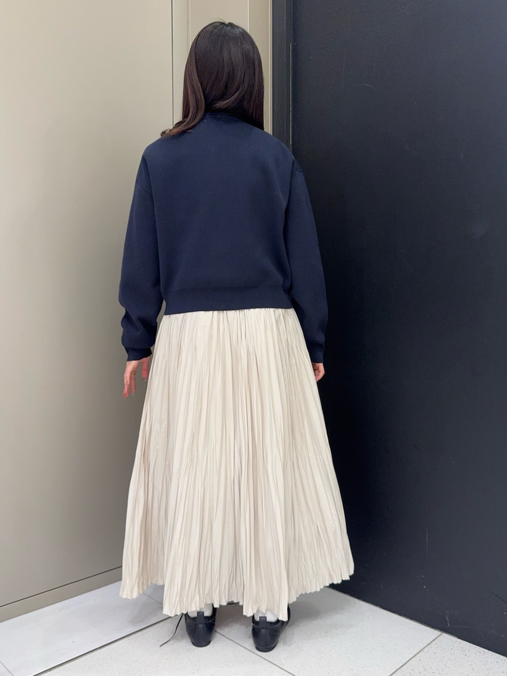 ブルー系のカーディガン/ボレロ、ホワイト系のTシャツ/カットソー、ホワイト系のスカートを着用したレディースの春コーディネートの2枚目の写真