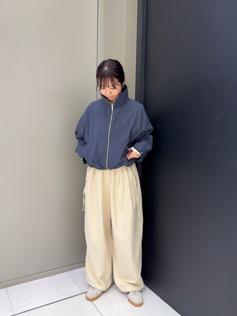 ホワイト系のスニーカー、ベージュ系のその他パンツ、ブルー系のブルゾンを着用したレディースの秋コーディネートの4枚目の写真