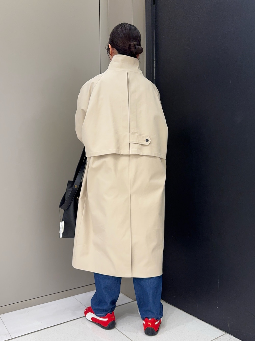 ブルー系のカーディガン/ボレロ、ベージュ系のその他アウター、ブラック系のバッグを着用したレディースの春コーディネートの2枚目の写真