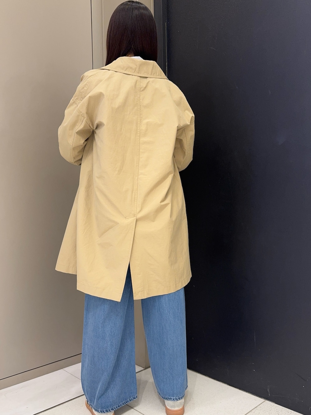 ベージュ系のその他アウター、ブルー系のシャツ/ブラウス、ブルー系のデニムパンツを着用したレディースの春コーディネートの2枚目の写真