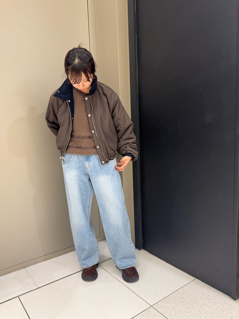 ブルー系のその他アウター、ブルー系のデニムパンツ、ブラウン系のローファーを着用したレディースの冬コーディネートの6枚目の写真