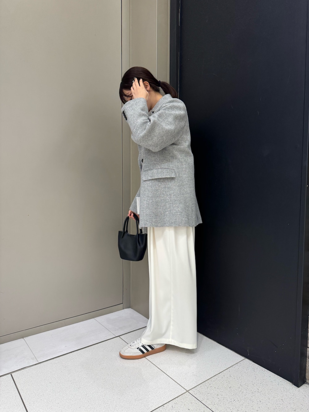 グレー系のその他アウター、ブルー系のニット/セーター、ホワイト系のその他パンツを着用したレディースの冬コーディネートの3枚目の写真