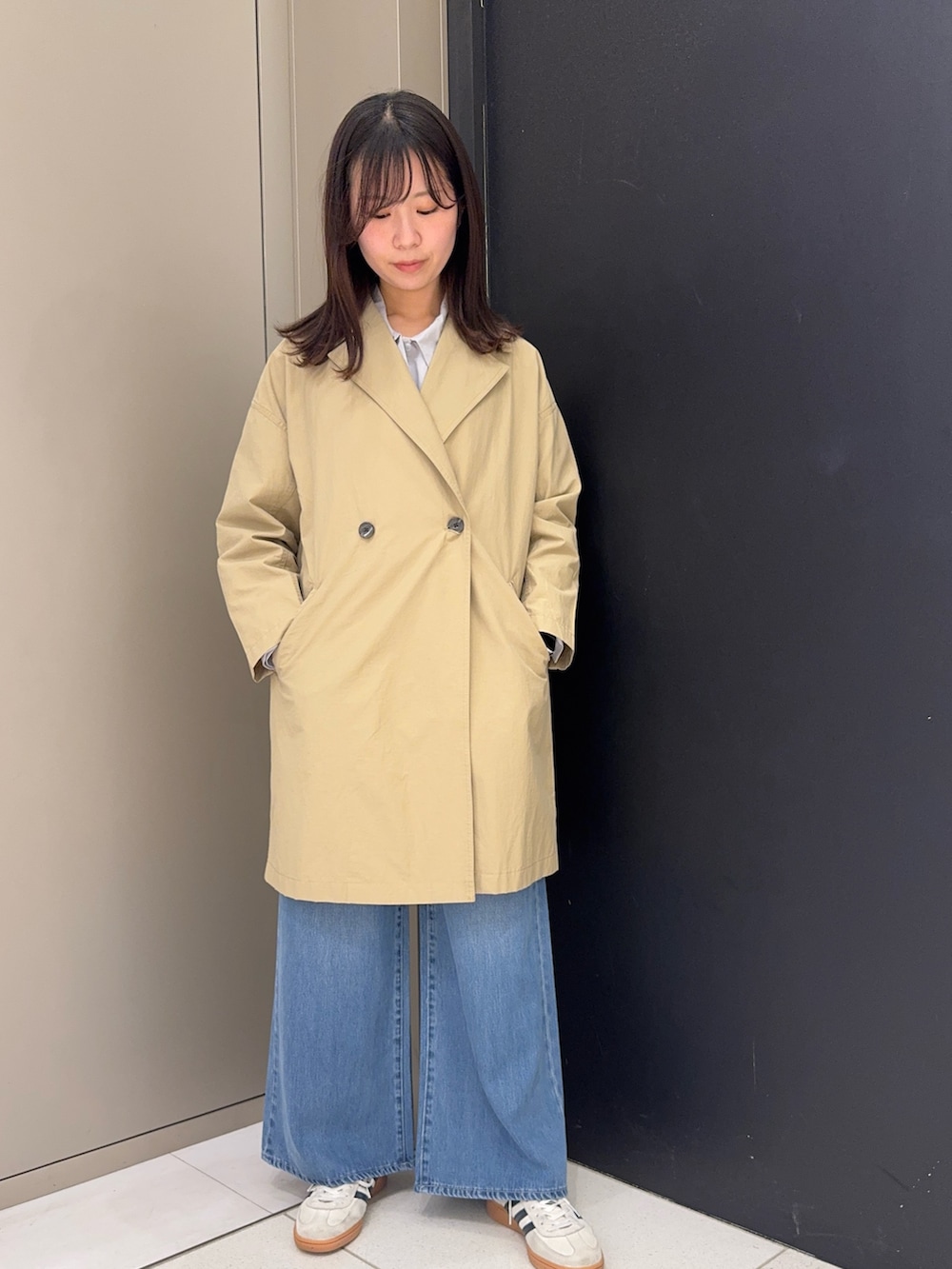 ベージュ系のその他アウター、ブルー系のシャツ/ブラウス、ブルー系のデニムパンツを着用したレディースの春コーディネートの4枚目の写真