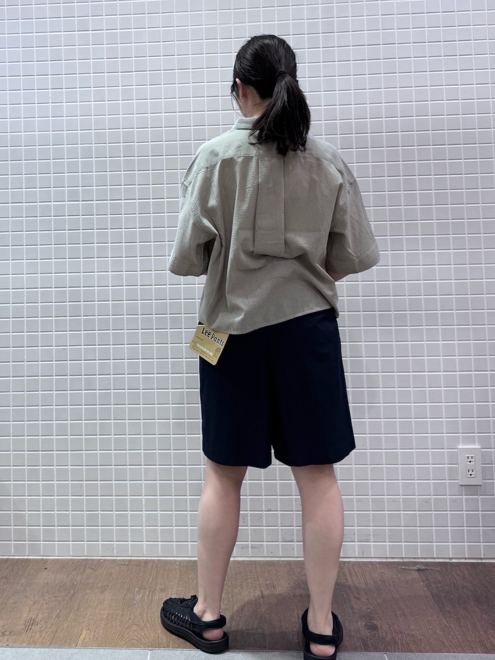 ベージュ系のシャツ/ブラウス、ブルー系のその他パンツ、ブラック系のサンダルを着用したレディースの夏コーディネートの3枚目の写真