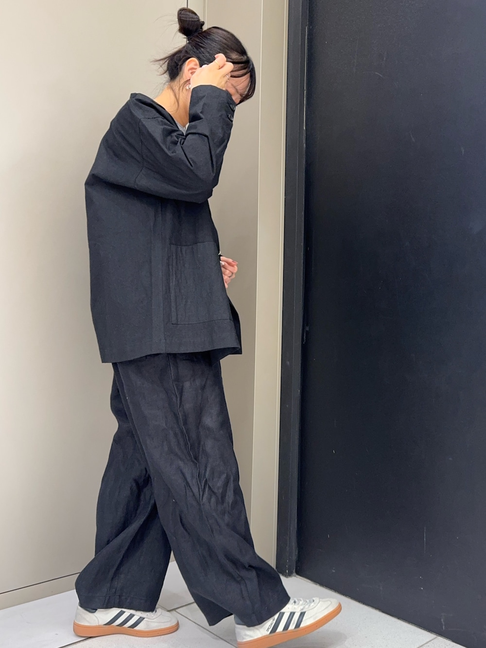 ブラック系のその他アウター、ブラック系のサロペット/オーバーオール、その他のシャツ/ブラウスを着用したレディースの春コーディネートの2枚目の写真