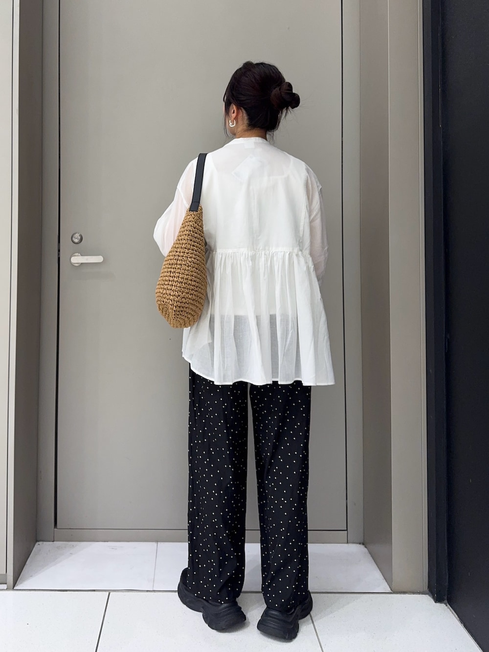 ホワイト系のシャツ/ブラウス、イエロー系のトートバッグ、ブラック系のスニーカーを着用したレディースの夏コーディネートの2枚目の写真