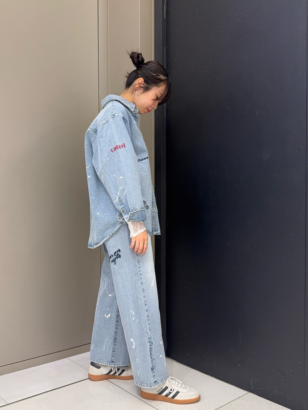 ブルー系のデニムパンツ、ブルー系のトップスを着用したレディースの冬コーディネートの2枚目の写真